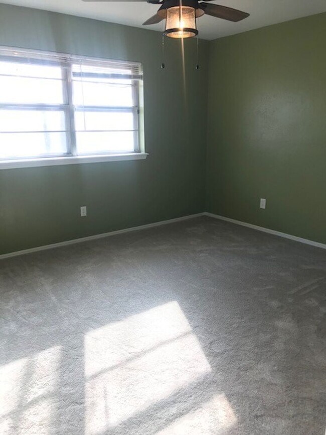 Building Photo - Newly Updated - Granite Counters - 4 Bd/3 Ba - Spacious