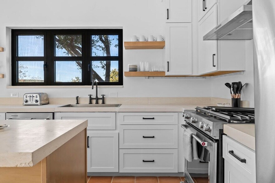 Building Photo - 2701 Bumble Bee Dr
