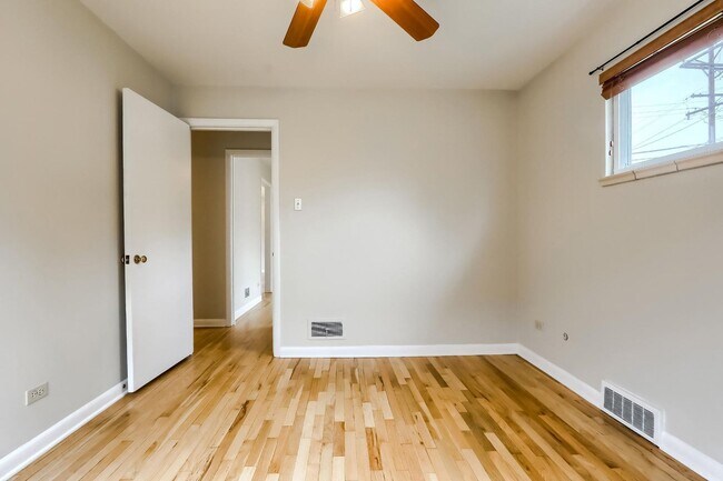 Building Photo - 2 Bedroom single family home in Denver