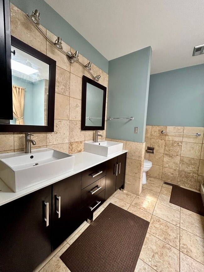 Building Photo - Beautiful 5 Bedroom Home with Large Private Yard