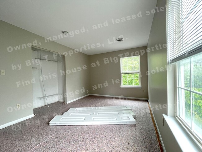 Building Photo - Large 4 bedroom 2.5 bath 2 car garage hous...