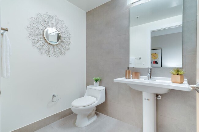 Building Photo - Logan Circle Condo | 2 Bed | 2 Bath | 1,000 Sf | 1 Garage Parking Space