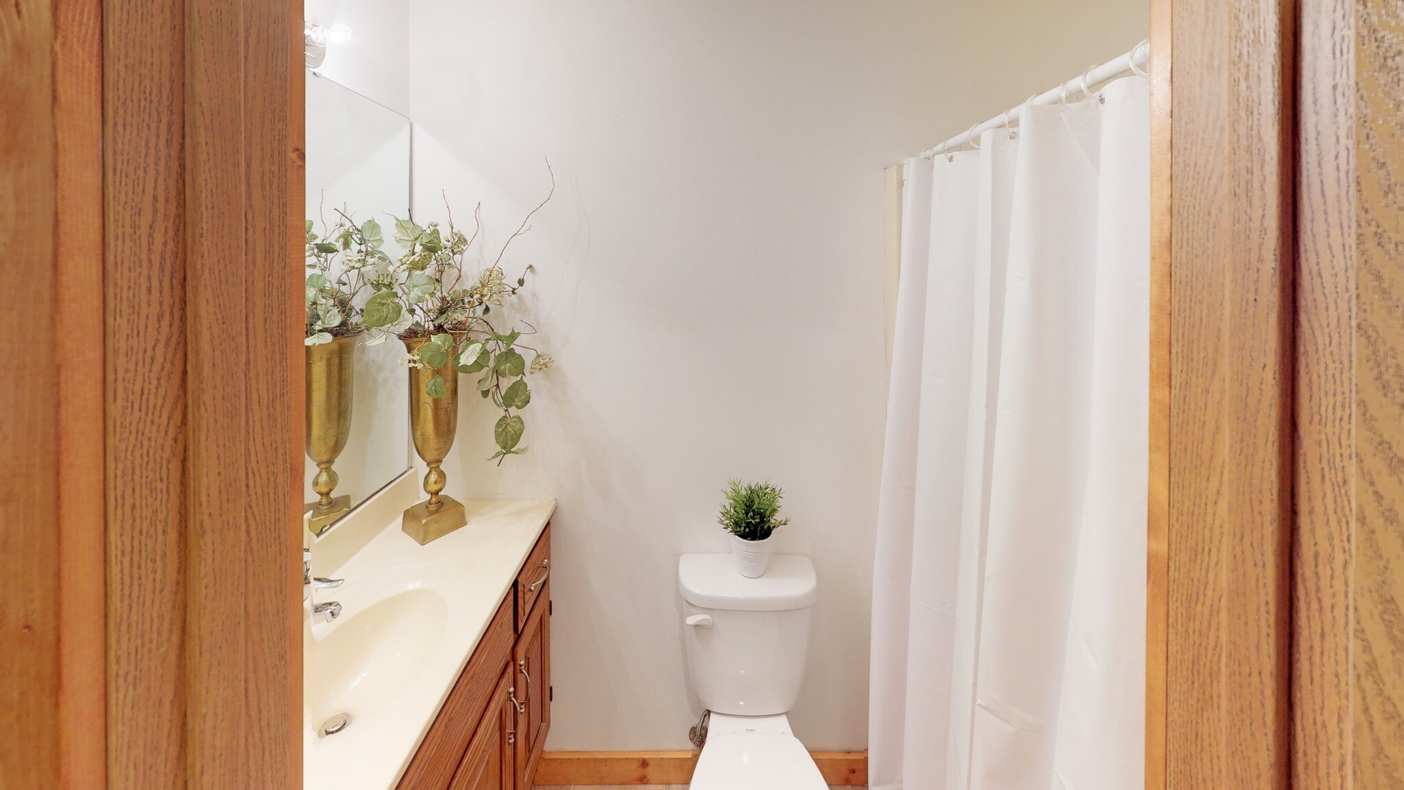 Master Bath off Bdr - 1216 W Ash St