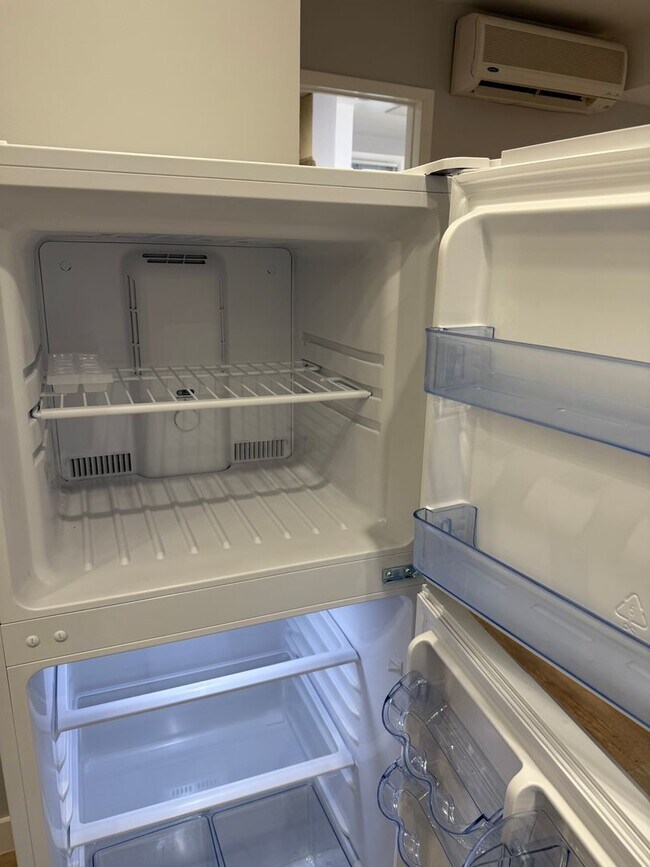 Building Photo - Studio Apartment -Open House  Tuesday the 17th at 5pm