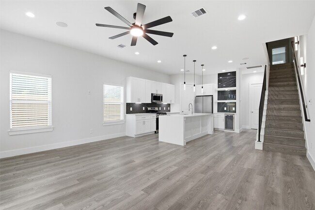 Building Photo - 727 S Victory Dr