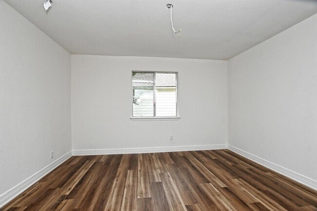 Building Photo - 17607 Klamath Falls Dr