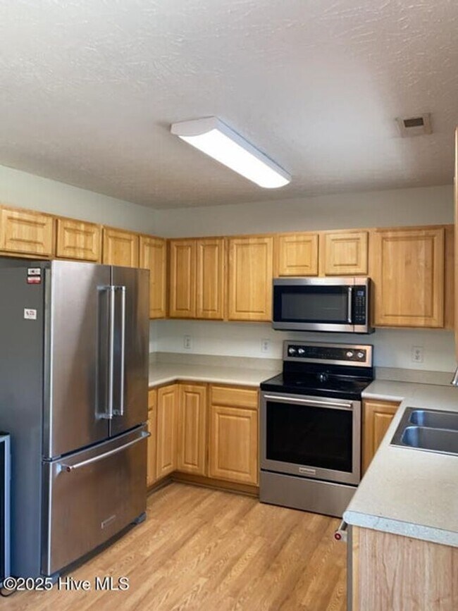 Building Photo - 206 Red Carnation Dr