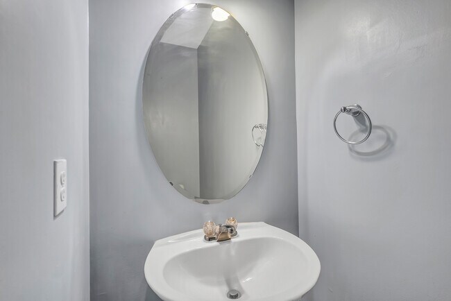 Building Photo - 507 Mt Carmel Rd