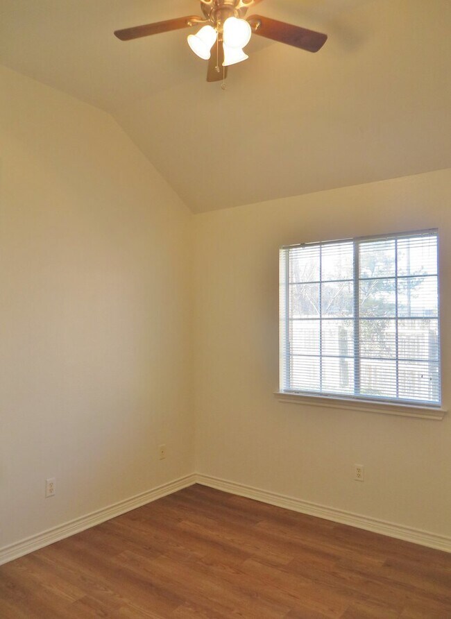 Building Photo - 3 Bedroom 2 Bathroom Parkview Estates Home
