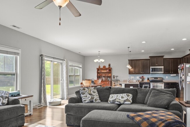 Building Photo - 401 Hope Ct