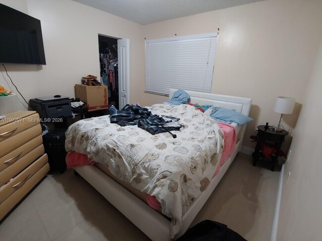 Building Photo - 690 W Park Dr