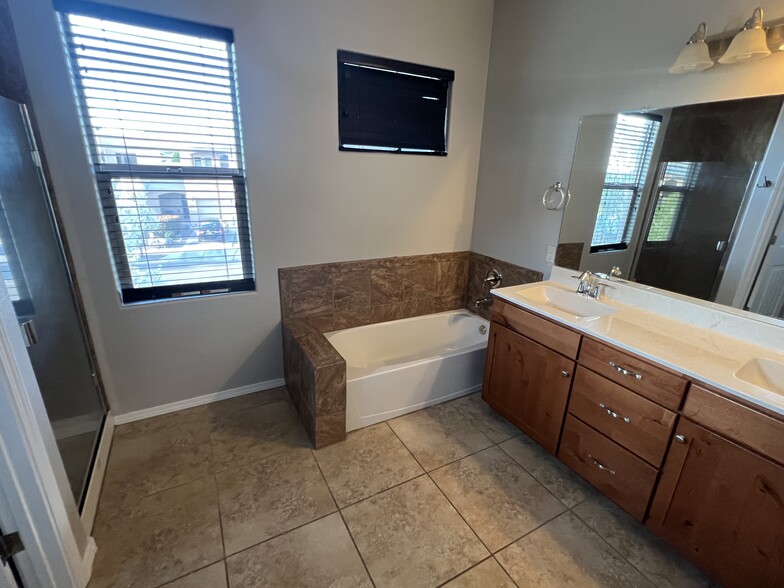 Master Bath - 1704 Band Saw Plz NW