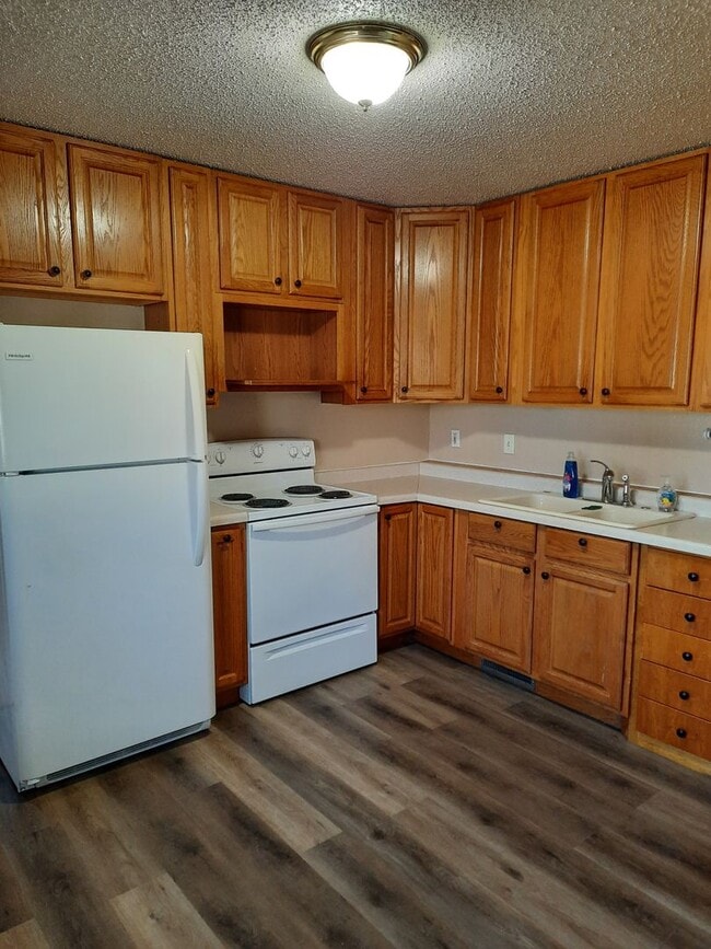 Building Photo - 3 BEDROOM | 2 BATH | HOUSE | SINGLE GARAGE...