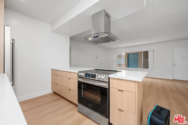 Building Photo - 833 5th St