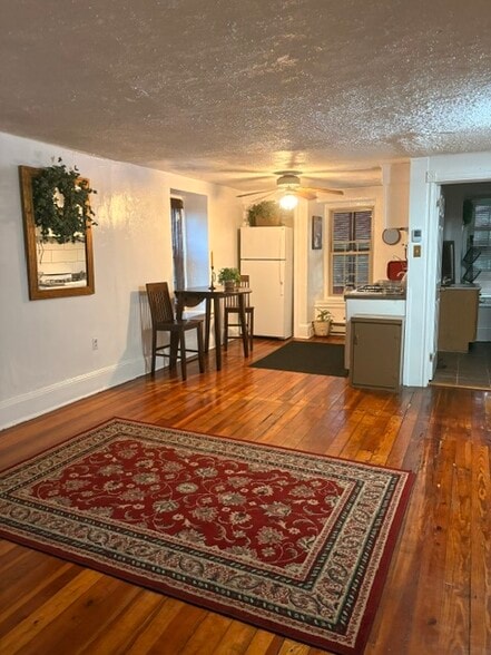 living area - 895 Old Wilmington Rd
