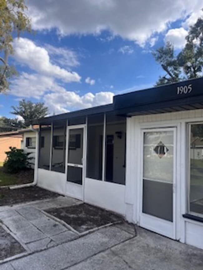 Building Photo - 1905 E Linda St