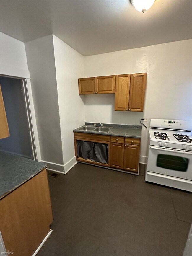 Building Photo - 2 br, 1 bath 4plex - 123 Sturtevant St