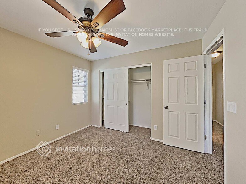 Building Photo - 2467 E Vermont Dr