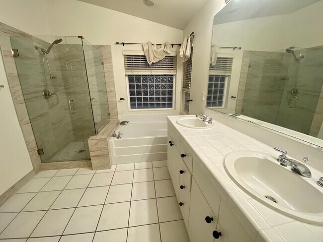 Building Photo - Desirable 5br3 car garage executive home b...