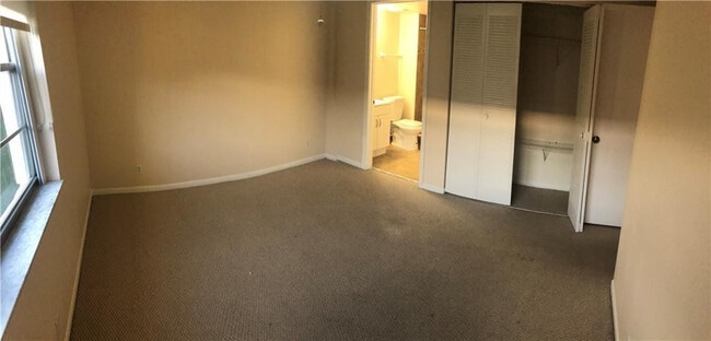 Building Photo - 3554 N University Dr