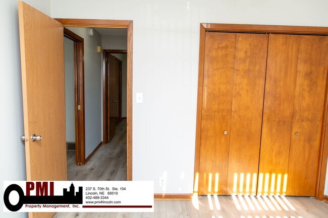Building Photo - 2 Bedroom and 1.5 Bathroom Apartment Avail...