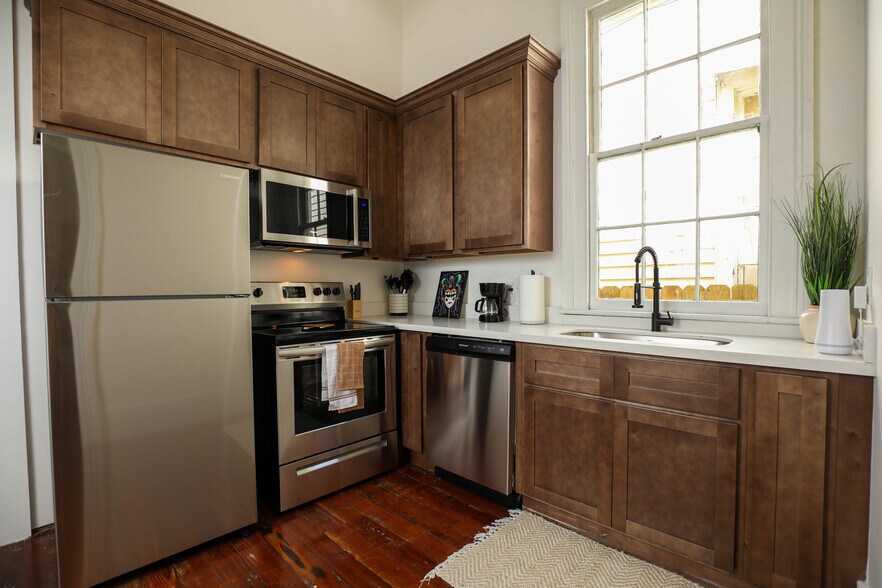 Building Photo - 2415 1st St