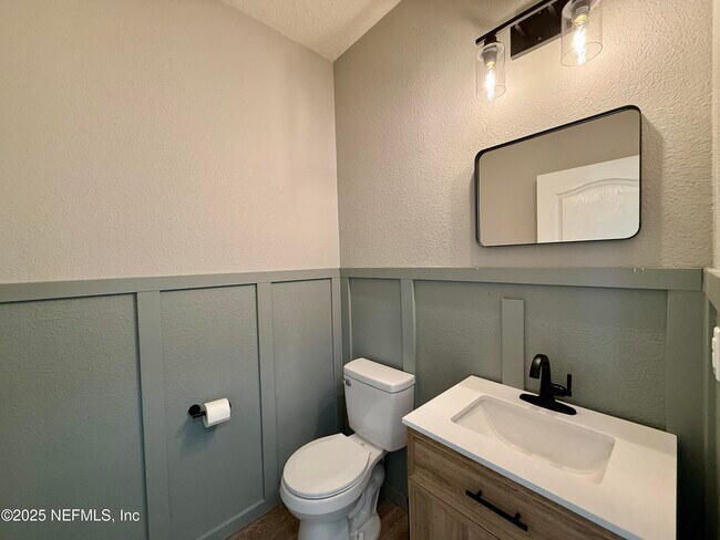 Building Photo - 2200 Pebble Point Dr