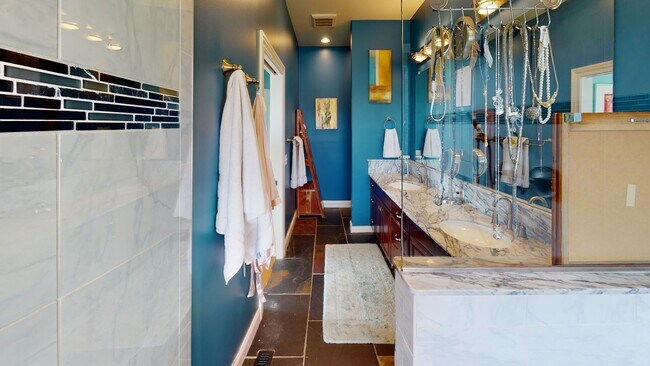 Building Photo - River View Townhome in the East Bank