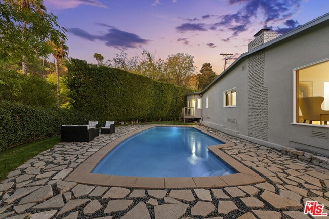 Building Photo - 2601 Nichols Canyon Rd