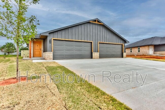 Primary Photo - 403 N Cyn Ter