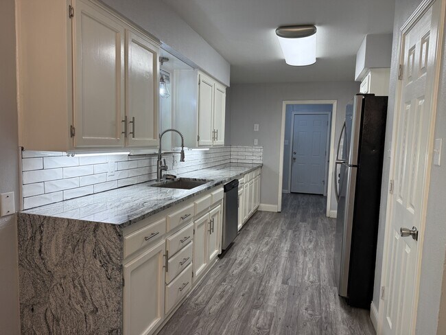 Building Photo - 3601 Oakwood Dr