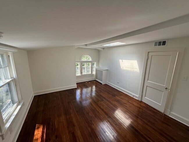 Building Photo - *DREAM LOCATION* 6BR Completely Renovated Duplex