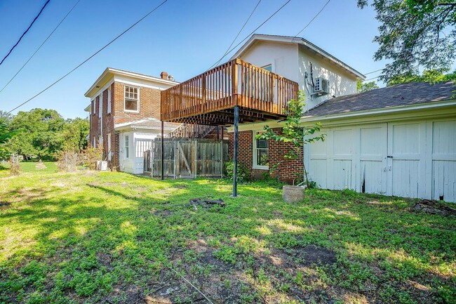 Building Photo - Efficiency Garage Apartment in the Histori...