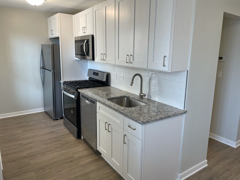 Building Photo - 2677 N Lincoln Ave