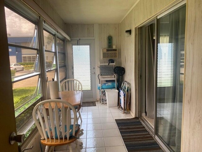 Building Photo - 542 Normandy Ln