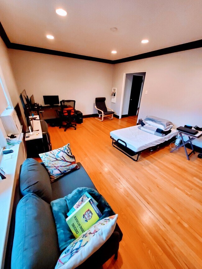 Building Photo - 1111 Holley Ct