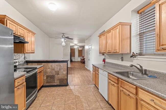 Building Photo - 614 Benson St