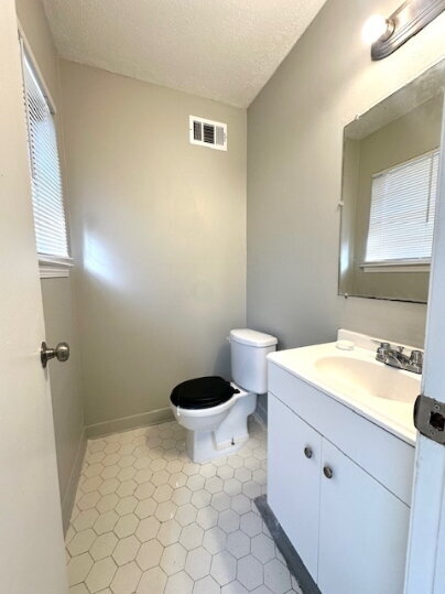 Building Photo - "3-Bedroom Home on Breckenwood Drive"