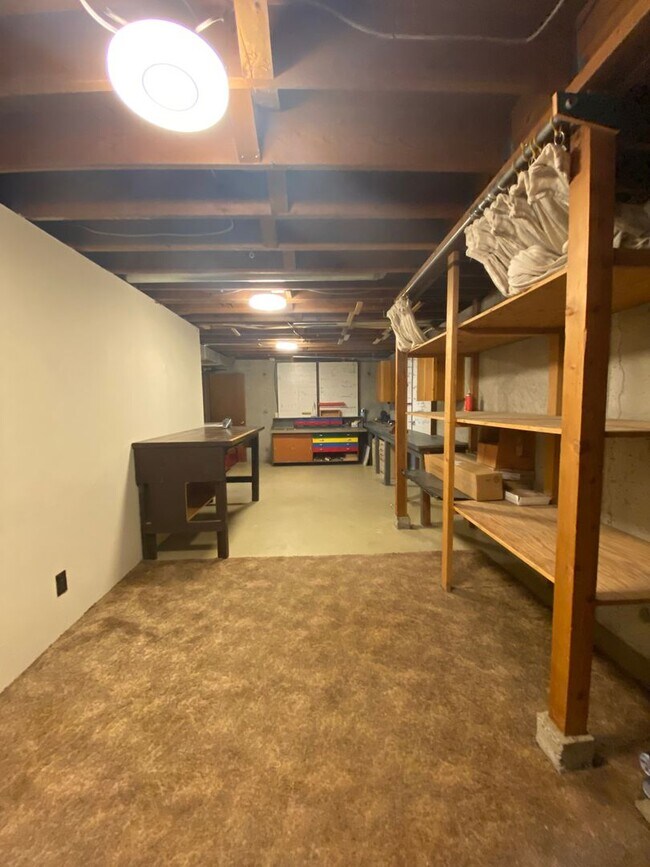Building Photo - Unique View Property 3 bed, 3 bath located...