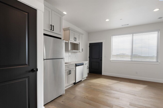 Building Photo - Generational suite w/separate entrance!