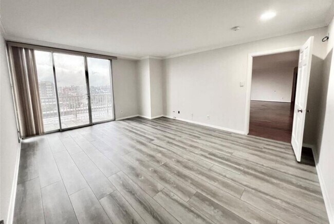 Building Photo - 2016 Main St