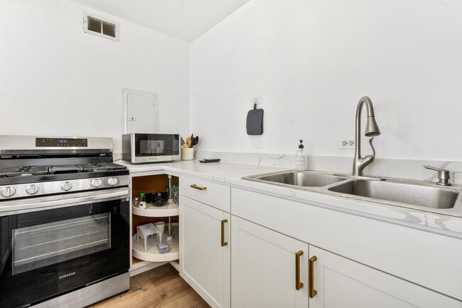 Building Photo - 1451 E 55th St