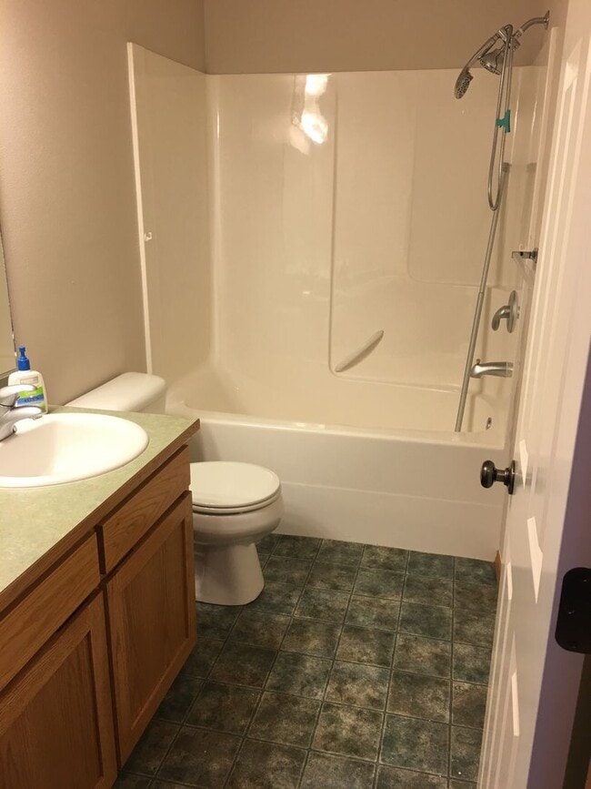 Building Photo - ***PENDING APPLICATIONS***Large 4 bedroom house that is Pet Friendly!