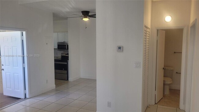 Building Photo - 660 Cypress Club Way