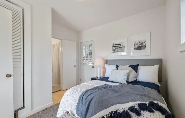 Building Photo - Prime Bernal Village with views - a single...