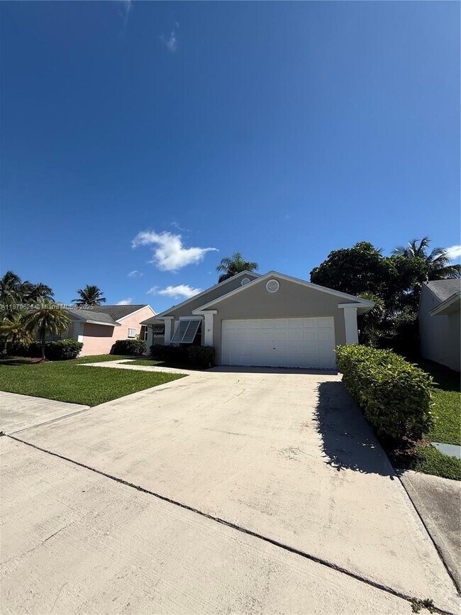 Primary Photo - 665 SE 25th Ln