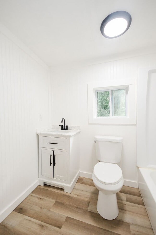 Building Photo - Move-in special: 50% off 1st month's rent – Newly Renovated 2 Bedroom Home!