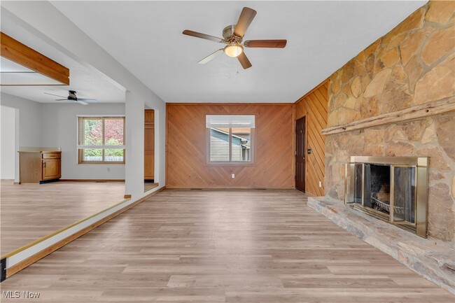 Building Photo - 1021 Larchview Dr