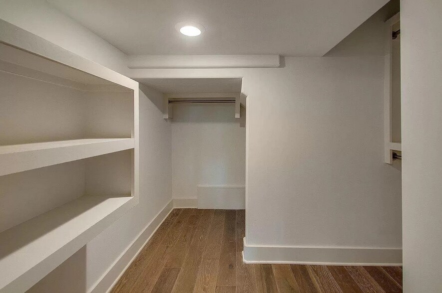 Building Photo - 552 Acklen Park Dr