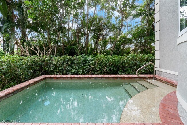 Building Photo - 991 8th St S